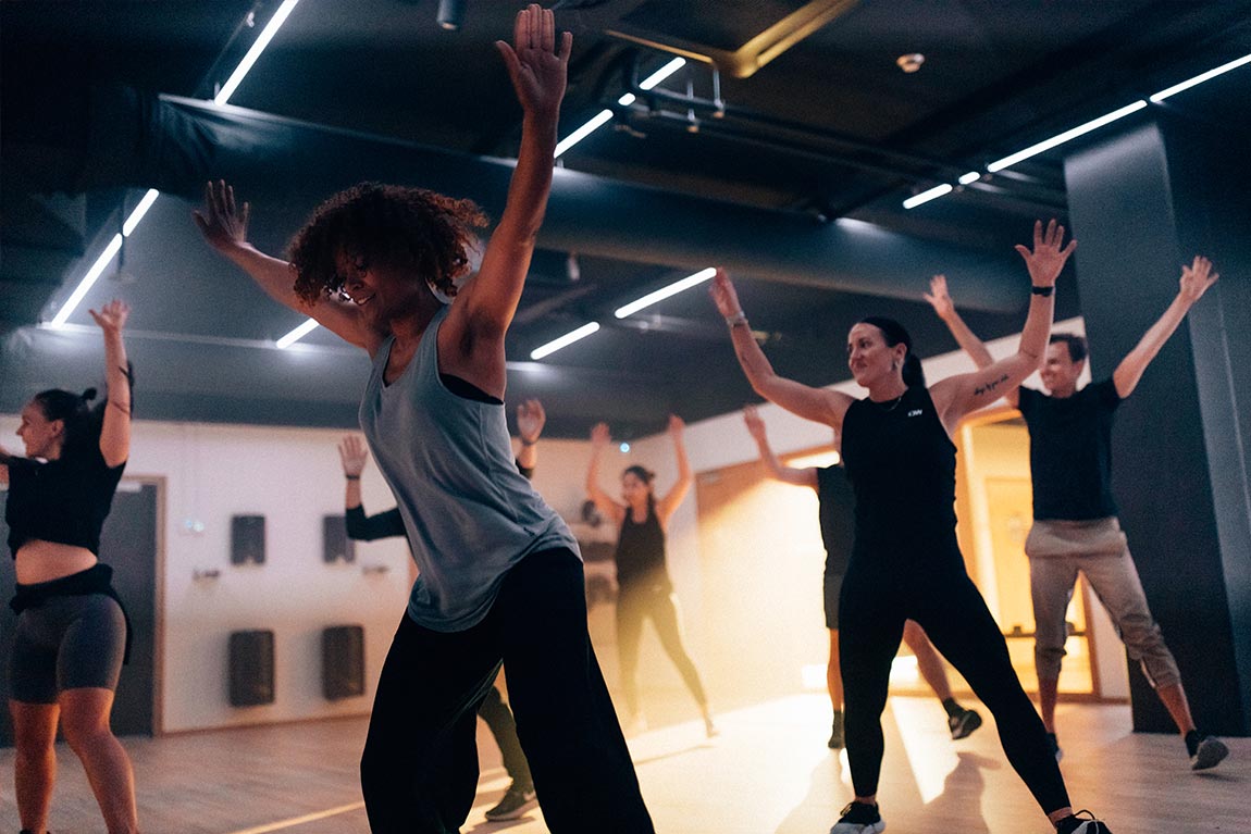 En bild på en person som tränar på ett gym.